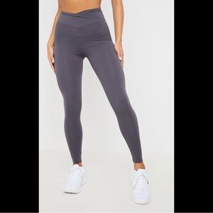 ✨BRAND NEW PrettyLittleThing Dark Grey Crossover Ruched Butt Leggings in Size 6